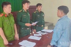 Lực lượng chức năng tỉnh Quảng Ngãi tống đạt quyết định xử phạt IUU cho người vi phạm.