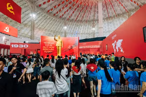 Triển lãm quốc gia "95 năm Cờ Đảng soi đường", diễn ra từ ngày 28/8 đến 15/9/2025 tại Trung tâm Hội chợ Triển lãm Quốc gia (Đông Anh, Hà Nội), là một chuyên đề nổi bật trong chuỗi hoạt động kỷ niệm 80 năm Cách mạng Tháng Tám và Quốc khánh 2/9.