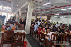 Trạm dừng nghỉ trên cao tốc Vĩnh Hảo-Phan Thiết đón lượng khách và phương tiện dừng xe nghỉ ngơi, tiếp nhiên liệu ngày 30/4,