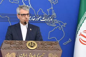 Người phát ngôn Bộ Ngoại giao Iran Esmaeil Baghaei phát biểu trong cuộc họp báo tại Tehran. (Ảnh: THX/TTXVN)