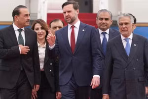 Phó Tổng thống JD Vance (giữa, phía trước) dẫn đầu phái đoàn Mỹ tới Pakistan để tham gia cuộc đàm phán với phía Iran ngày 11/4/2026. Ảnh: THX/TTXVN