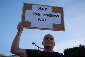 Người dân tại Tel Aviv, Israel, tham gia biểu tình phản đối chiến tranh. (Ảnh: THX/TTXVN)