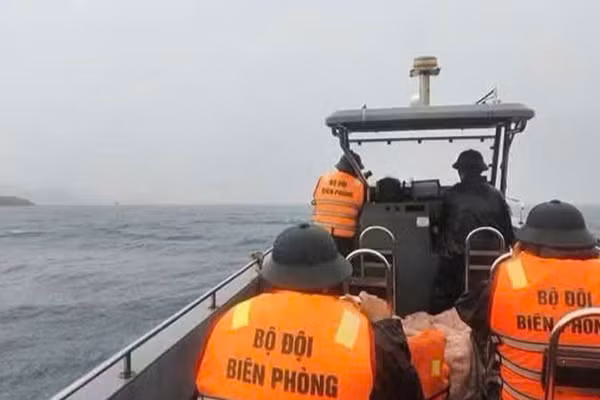 Bộ đội Biên phòng Cô Tô triển khai công tác cứu hộ, cứu nạn ngày 3/7 trên vùng biển Cô Tô. (Ảnh: Biên phòng Cô Tô)