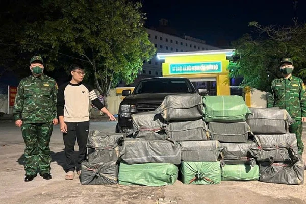 Đối tượng Phạm Huy Hoàng cùng tang vật .