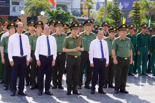 Đại tướng Lương Tam Quang (đứng giữa) cùng các lãnh đạo tỉnh Gia Lai dâng hương tưởng niệm các Anh hùng, liệt sĩ tại Nghĩa trang Liệt sĩ Quy Nhơn. (Ảnh: Nguyễn Hân)