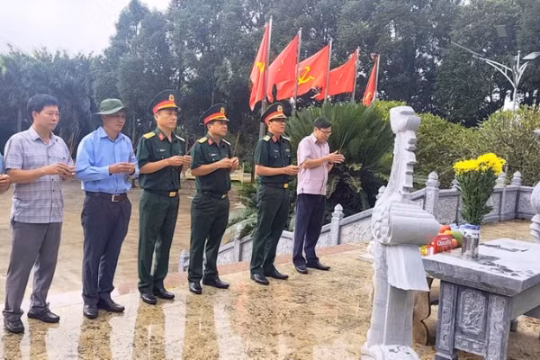 Đoàn công tác thắp hương tưởng niệm các Anh hùng, liệt sĩ tại Nghĩa trang Liệt sĩ Đức Cơ.