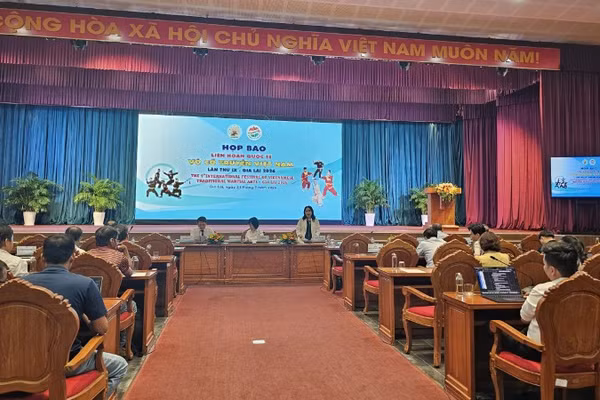 Quang cảnh buổi họp.