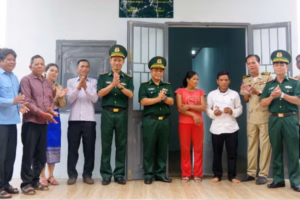 Đoàn công tác Bộ đội Biên phòng tỉnh Gia Lai bàn giao “Nhà Hữu nghị” cho gia đình bà Puih Vêu.