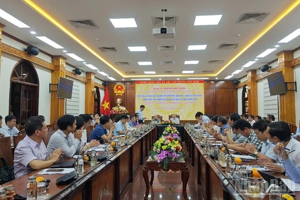 Toàn cảnh buổi làm việc.