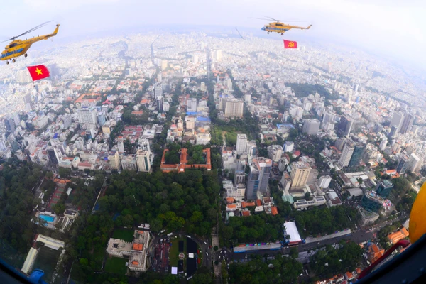 Máy bay kéo cờ Đảng, cờ Tổ quốc qua Dinh Độc lập. 