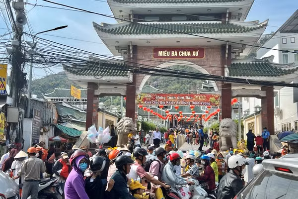 Dòng người, xe tiếp tục đổ về khu du lịch quốc gia Núi Sam trong ngày đầu năm mới. 