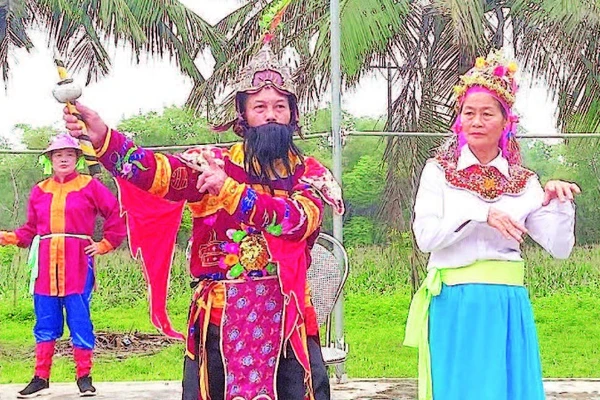 Một buổi tập luyện của Câu lạc bộ tuồng truyền thống Khương Hà, xã Hưng Trạch.