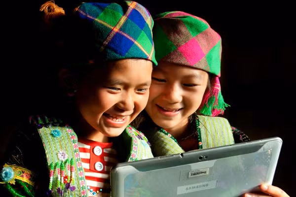 Không ngừng nâng cao đời sống vật chất và tinh thần, cùng với những chính sách nhân văn, bảo đảm tiến bộ và công bằng xã hội cho nhân dân. (Ảnh: tapchicongsan.org.vn)