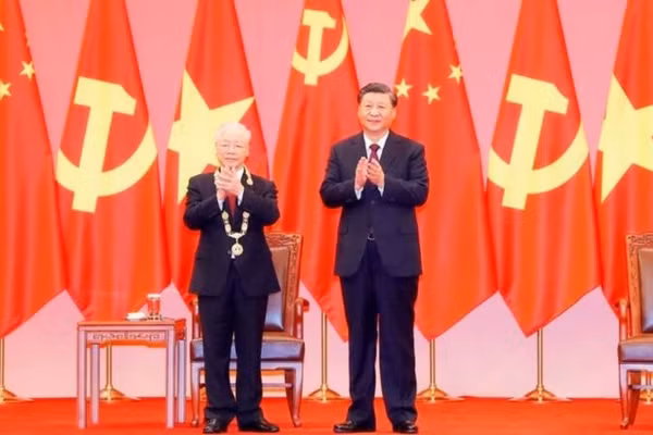 Tổng Bí thư, Chủ tịch Trung Quốc Tập Cận Bình trao Huân chương Hữu nghị tặng Tổng Bí thư Nguyễn Phú Trọng. (Ảnh: TTXVN)