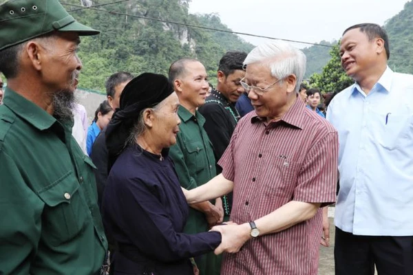Tổng Bí thư Nguyễn Phú Trọng ân cần thăm hỏi nhân dân xã Sĩ Bình, huyện Bạch Thông, tỉnh Bắc Kạn. (Ảnh: TTXVN)