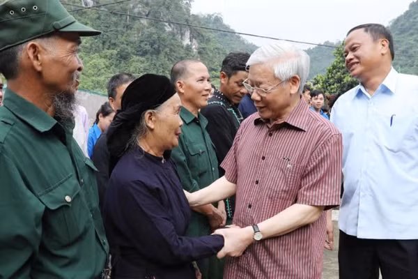 Tổng Bí thư Nguyễn Phú Trọng ân cần thăm hỏi nhân dân xã Sĩ Bình, huyện Bạch Thông, tỉnh Bắc Kạn. (Ảnh: TTXVN)