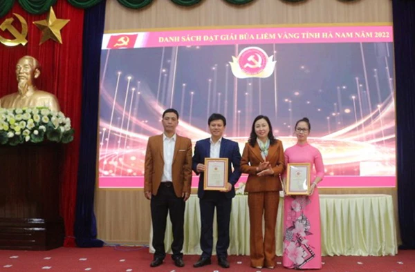 Trao thưởng cho tác giả, nhóm tác giả có tác phẩm đạt giải A.