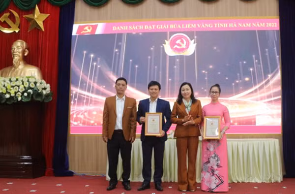 Trao thưởng cho tác giả, nhóm tác giả có tác phẩm đạt giải A.