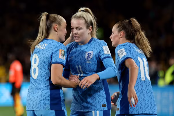 Đội tuyển nữ Anh ăn mừng bàn thắng gia tăng cách biệt. (Ảnh: Reuters)