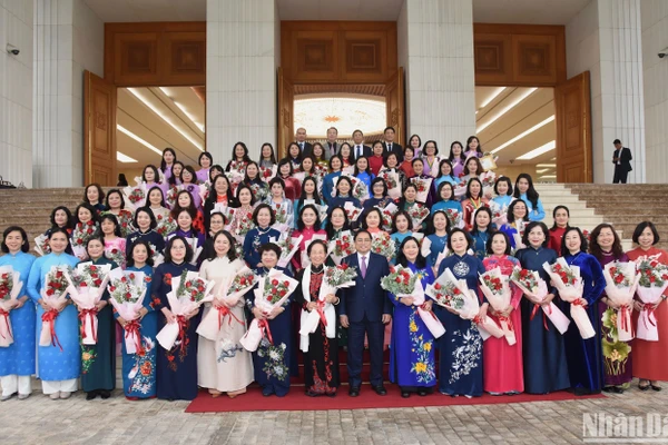 Thủ tướng Phạm Minh Chính chụp ảnh lưu niệm với các nữ đại biểu. (Ảnh: TRẦN HẢI)