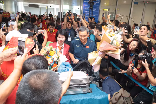 Rất đông người hâm mộ có mặt tại sân bay Nội Bài để chào đón đội tuyển nữ Việt Nam trở về. (Ảnh: TAM NINH)