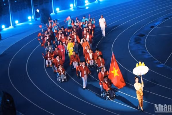 Đoàn Việt Nam diễu hành trên sân vận động. 