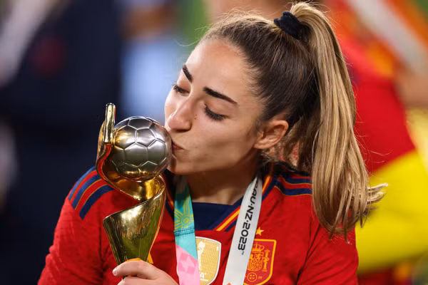 Olga Carmona và chiếc Cúp Vàng vô địch World Cup nữ 2023. (Ảnh: Getty)
