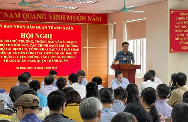 Ban quản lý dự án quận Thanh Xuân thông tin đến người dân về chính sách bồi thường, hỗ trợ tái định cư khi triển khai dự án xây dựng tuyến đường vào cụm 3 trường, phường Thanh Xuân Nam.