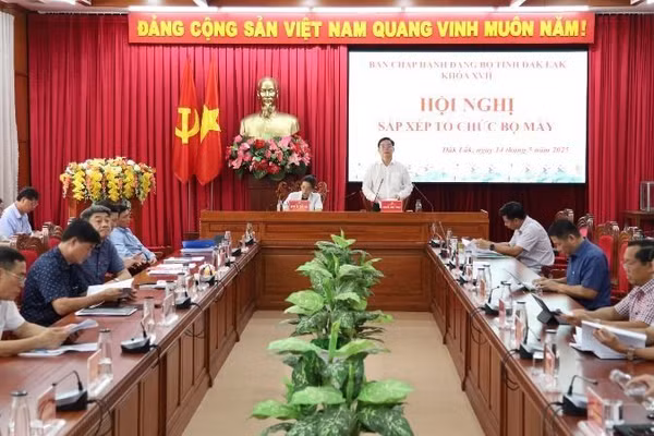 Bí thư Tỉnh ủy Đắk Lắk Nguyễn Đình Trung phát biểu tại hội nghị.