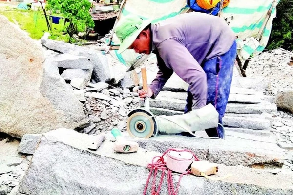 Nhiều lao động có thói quen không đeo khẩu trang (do khó thở) nên luôn đối mặt với khói bụi của đá rất độc hại.