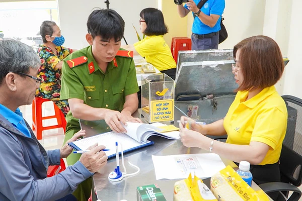 Cơ bản hoàn thành chi trả lương hưu và trợ cấp bảo hiểm xã hội hằng tháng cho 3,41 triệu người. Công tác chi trả tại Thành phố Đà Nẵng. Ảnh: THANH DŨNG.