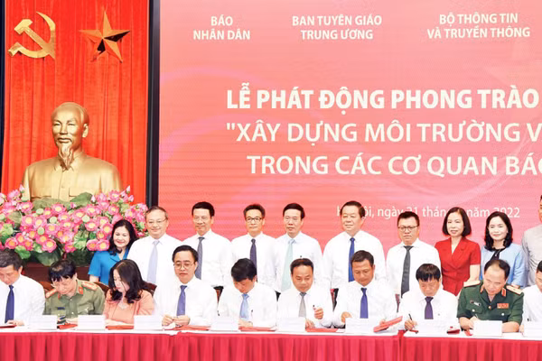 Đại diện các cơ quan thông tấn báo chí ký cam kết thực hiện phong trào thi đua "Xây dựng môi trường văn hóa trong các cơ quan báo chí".
