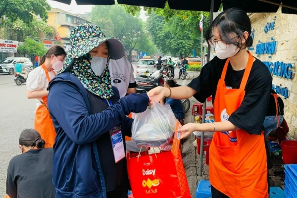 Suất cơm 5.000 đồng được các tình nguyện viên trao đến bệnh nhân và người nhà.