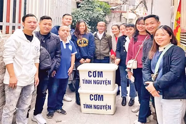 Dương Vũ Hải (ngoài cùng bên trái) và đội thiện nguyện phát cơm tại Xóm chạy thận.