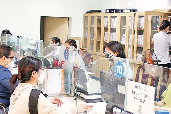  Người dân làm thủ tục tại Bảo hiểm xã hội thành phố Thủ Đức (Thành phố Hồ Chí Minh). (Ảnh THẾ ANH)