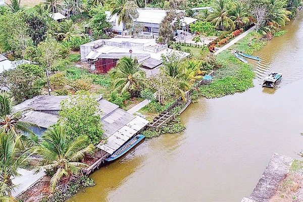 Lò rèn di động rong ruổi khắp các vùng quê sông nước Cà Mau, mang nông cụ đến tận nhà dân. 