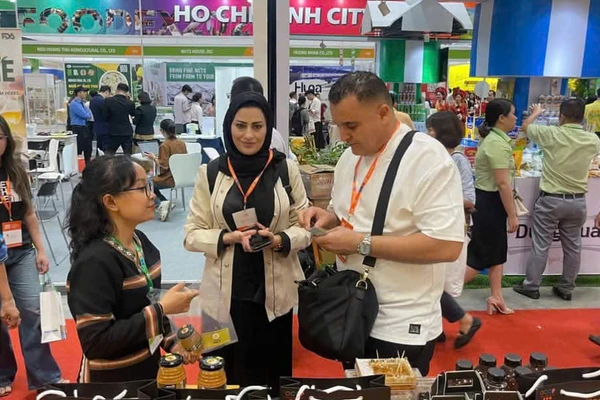 Giới thiệu sản phẩm ocop 5 sao mật ong Phương Di tại hội chợ quốc tế.