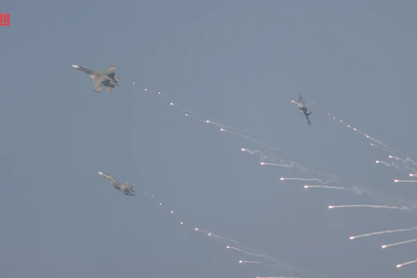 Su-30MK2 đồng loạt thả đạn nhiễu rực sáng bầu trời TP.HCM sáng 30/4