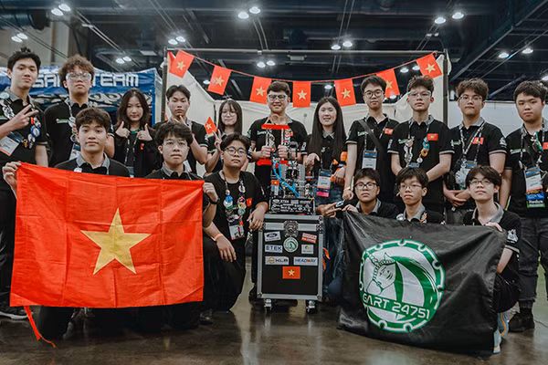 Đội tuyển Robotics Trường THPT chuyên Hà Nội - Amsterdam xuất sắc giành ngôi Á quân tại Vòng chung kết giải đấu robot lớn nhất thế giới The FIRST Tech Challenge World Championship tại Hoa Kỳ ngày 20/4/2025.