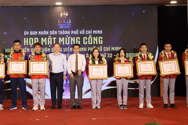 Lãnh đạo Ủy ban nhân dân Thành phố tặng Bằng khen cho các vận động viên đạt thành tích xuất sắc tại SEA Games 22.