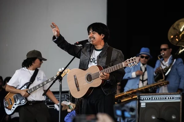 Macario Martinez hát “Suena Lindo, Corazon”