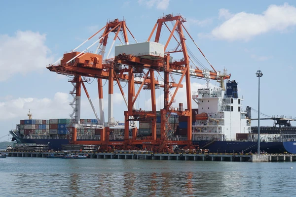 Tháo gỡ những “điểm nghẽn” về chính sách thuế xuất khẩu, thuế nhập khẩu để tăng tốc phát triển kinh tế. (Ảnh HẢI NAM) 