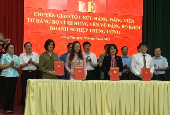 Ký biên bản bàn giao tổ chức đảng, đảng viên giữa Thường trực Đảng ủy Khối cơ quan-doanh nghiệp tỉnh Hưng Yên với lãnh đạo đảng ủy các ngân hàng thương mại nhà nước.