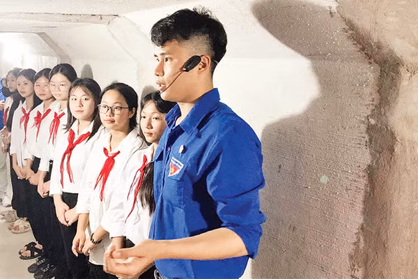 Ðoàn viên thanh niên xã Tam Hưng thuyết minh giới thiệu về di tích lịch sử cấp Quốc gia chùa Bối Khê cho các em học sinh. 