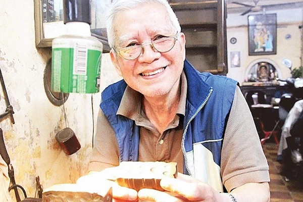 Ông Nguyễn Chí Thành giới thiệu một số dụng cụ nghề kim hoàn. 