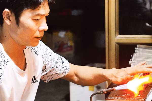 Đỏ lửa thổi thủy tinh giữ nghề truyền thống 