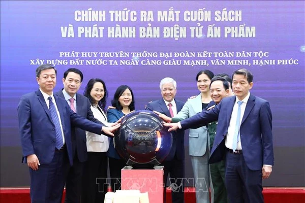 Các đồng chí lãnh đạo Đảng, Nhà nước, Mặt trận Tổ quốc Việt Nam thực hiện nghi thức bấm nút ra mắt cuốn sách về Đại đoàn kết toàn dân tộc của Tổng Bí thư Nguyễn Phú Trọng. Ảnh: Minh Đức/TTXVN
