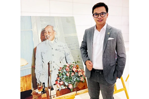 PGS, TS Trần Lê Hưng bên ảnh Bác trong Hội nghị người Việt Nam ở nước ngoài toàn thế giới lần thứ IV, năm 2024.