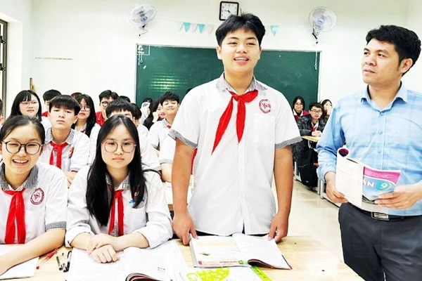 Giờ ôn tập môn Toán của học sinh lớp 9 Trường trung học cơ sở Ngô Sĩ Liên (thành phố Bắc Giang). (Ảnh MINH THU)