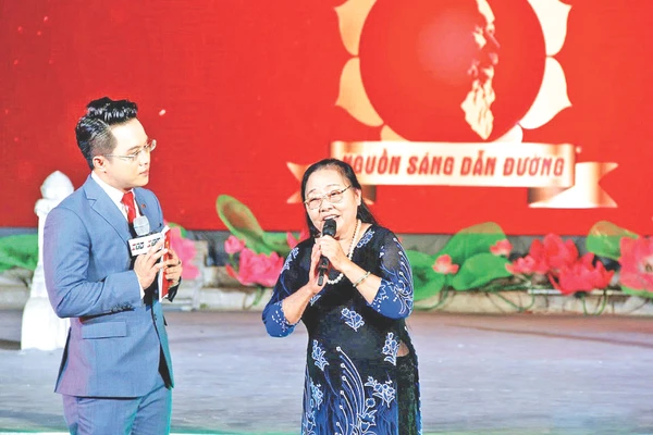 NSƯT Song Thao (bên phải) vẫn giữ mãi ngọn lửa nghệ thuật từ những lần được Bác Hồ động viên, khích lệ.